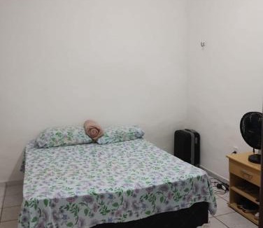 Santa Cruz House | Quarto simples e organizado.
