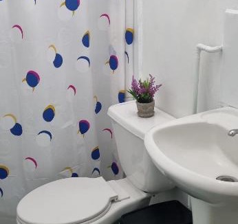 Rancagua House | Rancagua Centro Habitacion Matrimonial con Estacionamiento Privado y baño Compartido