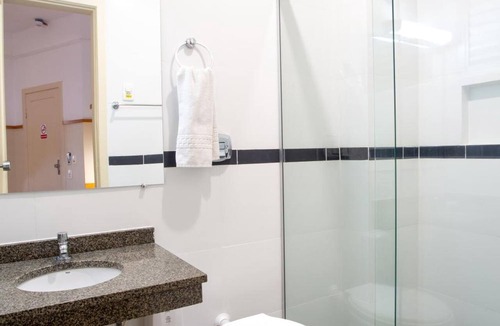Centro Hotel | Refined Twin Room | Free Breakfast | 0.4 mi to Praça XV de Novembro & Cathedral