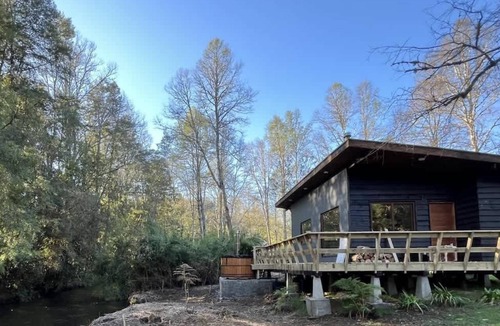 Loncoche Cabin | Riverside Cabin Retreat: Hot Tub, Nature & Peaceful Escape