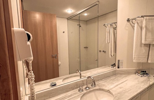 Brasilia Hotel | Serene Room Ideal for a Romantic Stay in Brasília | Outdoor Pool & Breakfast