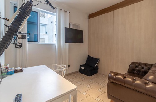 Santos Apartment | Stay Inn Comfortable Gonzaga Apartament - Em 1 minuto a pé tá na PRAIA Gonzaga em Santos e no Shopping Balneário, 2 ar-condicionados, portaria 24 horas, elevador, 1 vaga carro Gratís, wi-fi Grátis, enxoval Gratuito, PRAIA Santos Gonzaga, Bicicleta disponí
