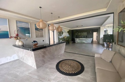 Caravelas House | Stunning 5 suite House with Swimming Pool and Lake