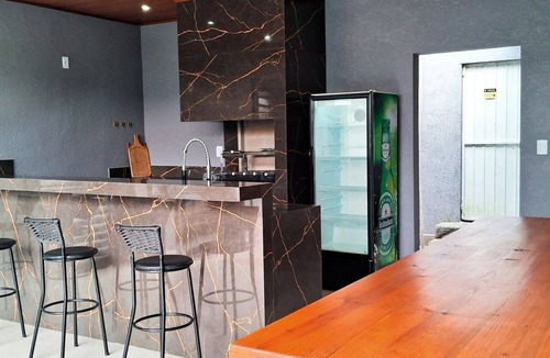 Muquem House | Stunning townhouse with 3 suites, a pool, and a 4-car garage