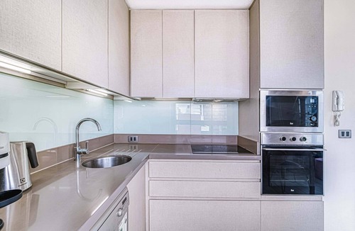 Santiago Apartment | Stylish Art 2B w/Balcony, Parking & Wifi