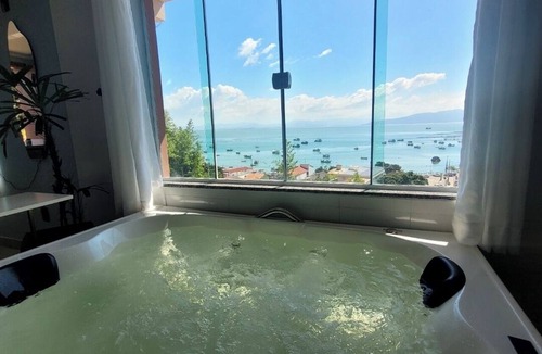 Governador Celso Ramos House | Suite with Jacuzzi and incredible ocean view.