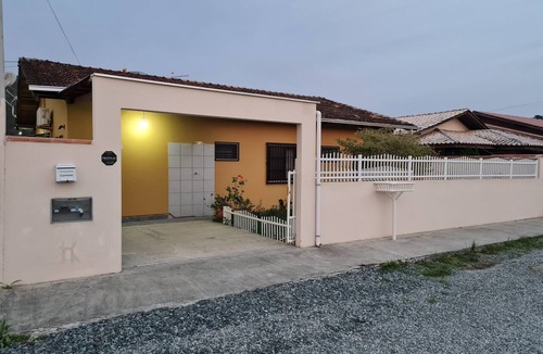 Praia da Armacao do Itapocoroi House | The house offers space for 11 guests, is spacious and well-ventilated.