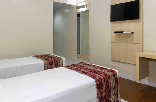Maracangalha Hotel | Welcoming Room Perfect for Quick Weekend Escape Near Parque da Cidade - 1.3 mile