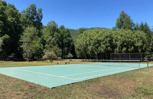 Caburgua House | White Cottage - Cabaña - Acceso directo a playa y cancha de tenis - Direct beach access and tenis court - Huincalafquen