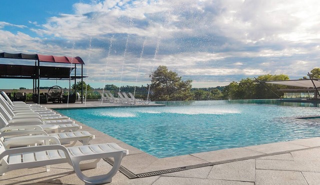3 Triple Double Stay Units | Free Breakfast, Swim-Up Bar & 6 mi to Orchid Area in Paraná