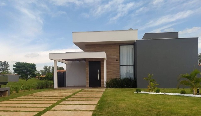 A modern country home in a seaside resort in the interior of the state of São Paulo. in Águas de Santa Bárbara
