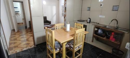 Amplio departamento amoblado 4 a 6 personas con cochera piscina Internet satelital, seguridad, zona comercial las 24hs a 2 cuadras de la Shell barrio las leñas in Puerto Iguazú