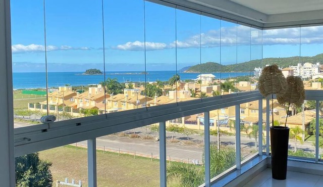 Apartamento com vista ampla para o mar. in Governador Celso Ramos