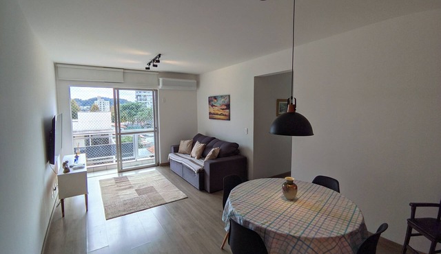 Apartment with 2 bedrooms, sleeps 6, WiFi 6 800mb, garage, air conditioning, private office. in Joinville