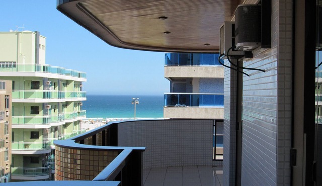 Balcony overlooking the beach of the fort !!! 3 Rooms / Being a suite. in Cabo Frio