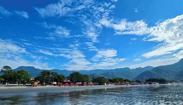 Beachfront chalets for up to 21 people - 50 meters from Maranduba Beach in Ubatuba