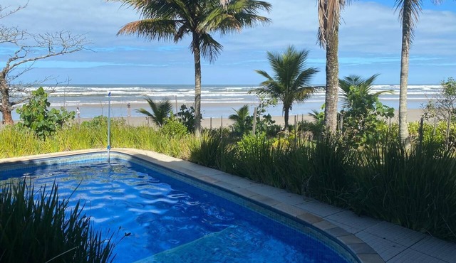 Beachfront house with 5 suites, swimming pool, air conditioning, in a gated community. in Bertioga