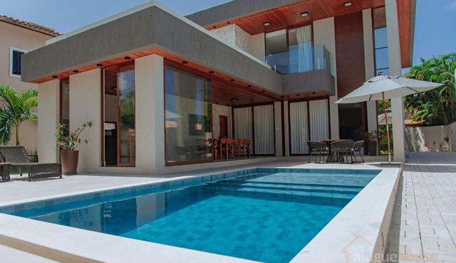 Beautiful High-Standard House with 6 Bedrooms in a Gated Community in Guarajuba Near the Beach in Camacari