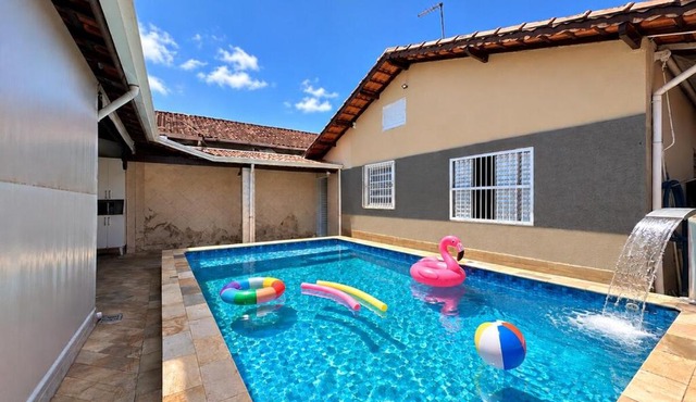 Bela Casa com Piscina Aquecida em Aquecimento Solar, Perto da Praia, 4 Quartos, Área Gourmet Completa a Beira da Piscina com Churrasqueira, Fogão e Mesa de Jantar, 4 Vagas de Garagem in Praia Grande