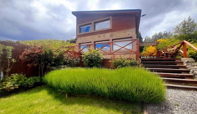 Cabaña frente al lago Huechulafquen y volcán Lanín in Junín de los Andes