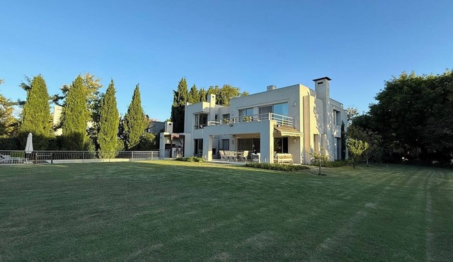 Casa Ayres de Pilar con gran parque y arboleda