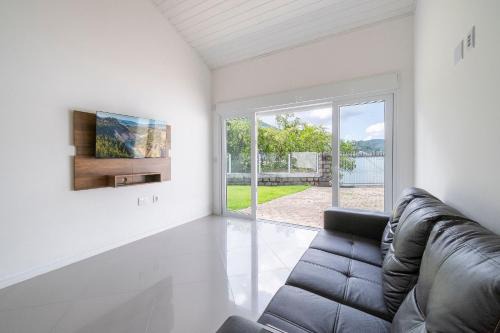 Casa Cerutti 3Q com vista para o mar by Achei in Florianópolis