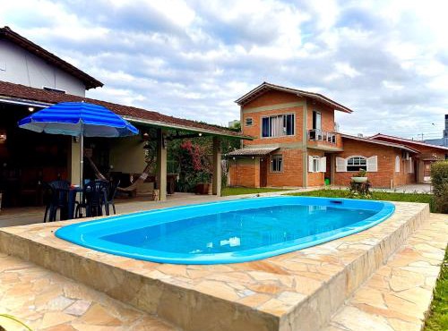 Casa Completa com Piscina Churrasqueira Sinuca Wi-Fi e Garagem para 3 Carros a 500m da Praia Acomoda 12 Pessoas, 5 Quartos e Ar Condicionado in Piçarras