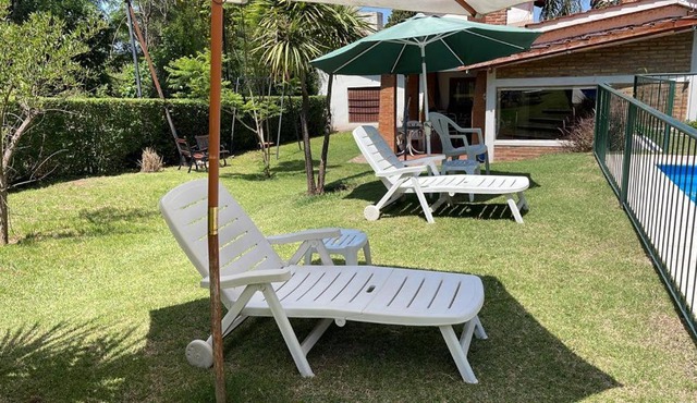Casa con jardín, pileta, asador, y vistas al lago en Embalsina in Villa del Dique