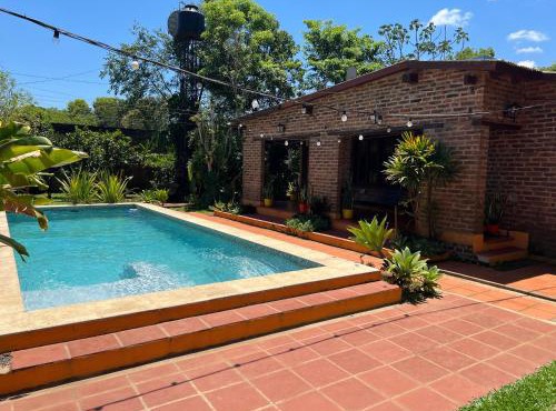 Casa con piscina y parque in Garupá