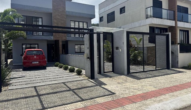Casa das Seringueiras a 6 minutos da Praia de Palmas, com 4 quartos in Governador Celso Ramos