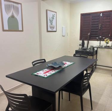 Casa grande e aconchegante, muito central, aluguel de quartos in Natal