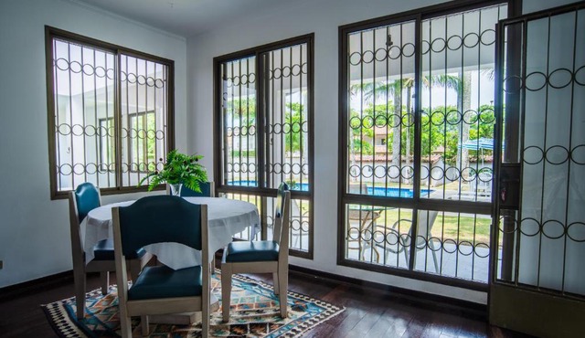 Casa grande e iluminada com piscina no Guarujá in Guarujá