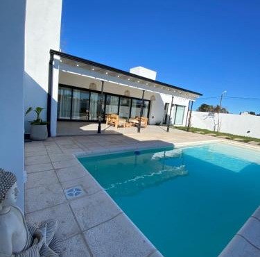 Casa Mercedes, casa privada a estrenar alquiler todo el año, con pileta climatizada solar de noviembre a marzo in Tandil