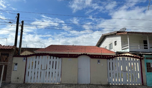 Casa no Centro de Bertioga com Piscina in Bertioga