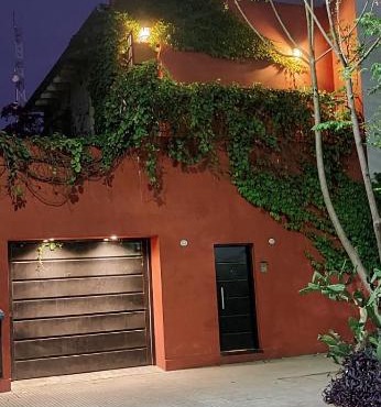 Casa Roja. Oasis Urbano