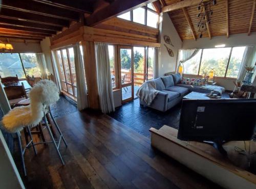 Casa Suiza, vistas panorámicas al lago, ciudad y montañas ! in San Carlos de Bariloche