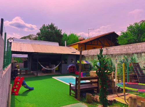 Chalé das crianças com piscina climatizada in Mairiporã