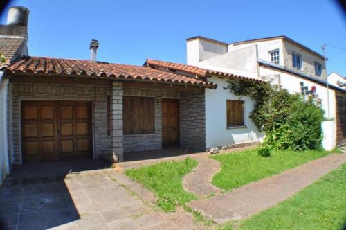 Chalet Clásico con cochera - La Casita de Mogotes in Mar del Plata