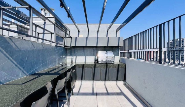 City View Apt w/Free Parking & Rooftop Terrace