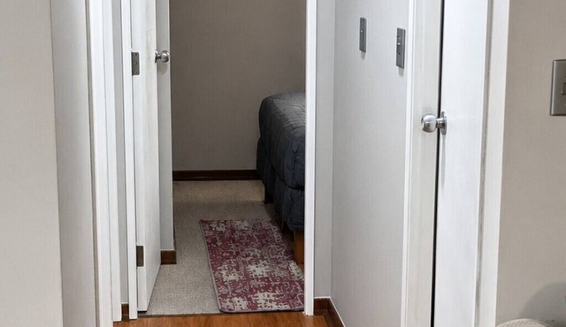 Comfortable Apartment for 4, Near Downtown