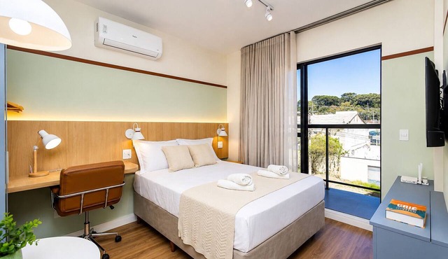Comfortable studio apartment with garage, balcony, air conditioning (hot/cold), and gym. in Curitiba