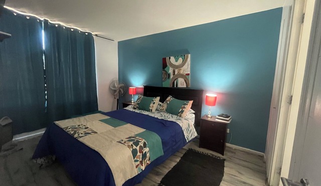 Cozy 1 Bedroom Apartment Half a block from Sta. Lucia subway station -