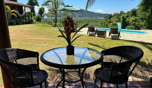 Cozy chalet in Paraty with a bathtub and a beautiful sea view. in Paraty