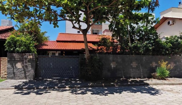Cozy house 150m from Praia Grande beach on the coast of Santa Catarina. in Governador Celso Ramos