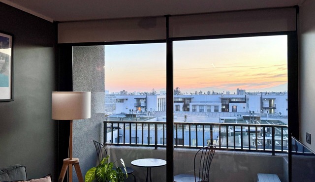 Downtown Santiago Oasis: Rooftop Pool, Cowork Space & Sunset Balcony