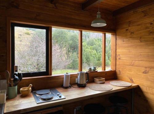 Espíritus del Cañi. Tiny home y destilería
