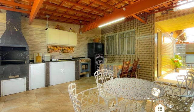 Excellent house 5 minutes from Enseada Beach | Barbecue and Wi-Fi in GUARUJÁ