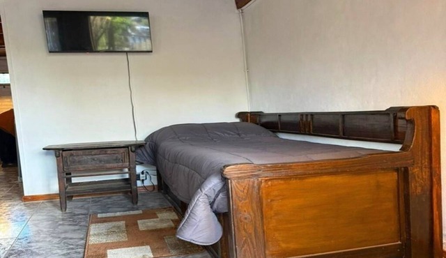 Fully equipped, detached cabin; free parking; heated; quiet neighborhood.