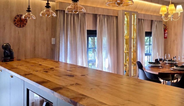 Fully equipped chalet with fireplace and hot tub in Campo Alegre in Campo Alegre