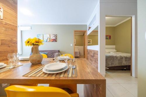 GRAMADO SOLAR REAL - 2 APTS de 2 quartos no mesmo prédio, cada um comporta até 7 pessoas - IDEAL PARA GRUPOS - central - IDEAL PARA ANDAR A PÉ, nesta plataforma desde janeiro de 2016, oferecemos CREDIBILIDADE - seu PET é bem-vindo - GARAGEM COBERTA in Gramado